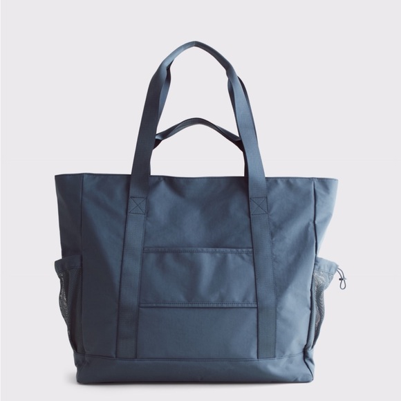 Black tote bag with pocket for suitcase handle - Picture 3 of 6